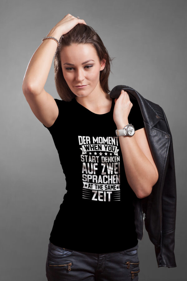 T-Shirt mit dem Spruch: Der Moment when you start denken auf zwei Sprachen at the same Zeit