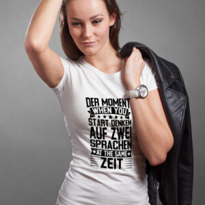 T-Shirt mit dem Spruch: Der Moment when you start denken auf zwei Sprachen at the same Zeit