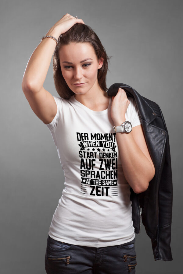 T-Shirt mit dem Spruch: Der Moment when you start denken auf zwei Sprachen at the same Zeit