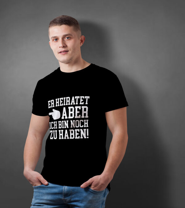 T-Shirt mit dem Spruch: Er heiratet aber ich bin noch zu haben!