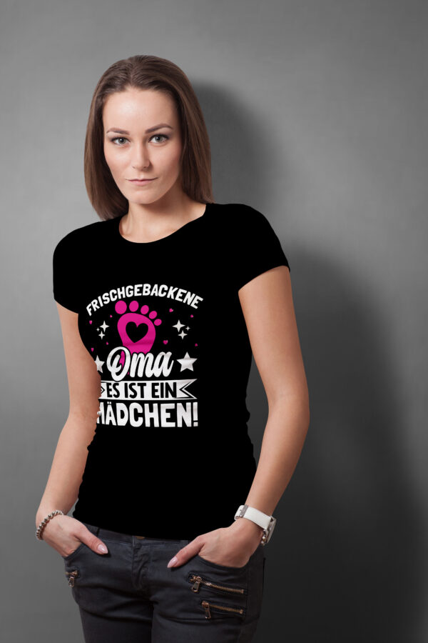 T-Shirt mit dem Spruch: Frischgebackene Oma - Es ist ein Mädchen!