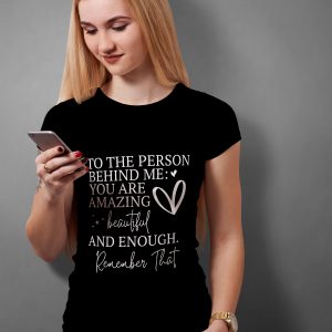 Verbreite positive Vibes und inspiriere andere mit unserem einzigartigen T-Shirt! Dieses stilvolle und bequeme Shirt trägt den kraftvollen Spruch: „To the Person Behind Me: You are Amazing, Beautiful and Enough, remember that“.