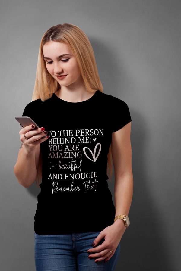 Verbreite positive Vibes und inspiriere andere mit unserem einzigartigen T-Shirt! Dieses stilvolle und bequeme Shirt trägt den kraftvollen Spruch: „To the Person Behind Me: You are Amazing, Beautiful and Enough, remember that“.