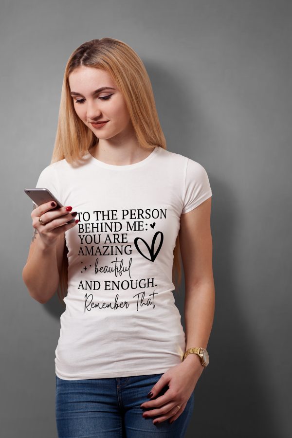 Verbreite positive Vibes und inspiriere andere mit unserem einzigartigen T-Shirt! Dieses stilvolle und bequeme Shirt trägt den kraftvollen Spruch: „To the Person Behind Me: You are Amazing, Beautiful and Enough, remember that“.