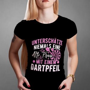 T-Shirt mit dem Spruch: Unterschätze niemals eine alte Frau mit einem Dartpfeil