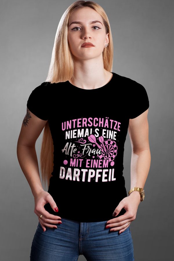 T-Shirt mit dem Spruch: Unterschätze niemals eine alte Frau mit einem Dartpfeil